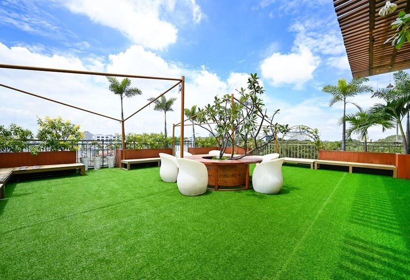 California Saigon Hotel & Rooftop Pool