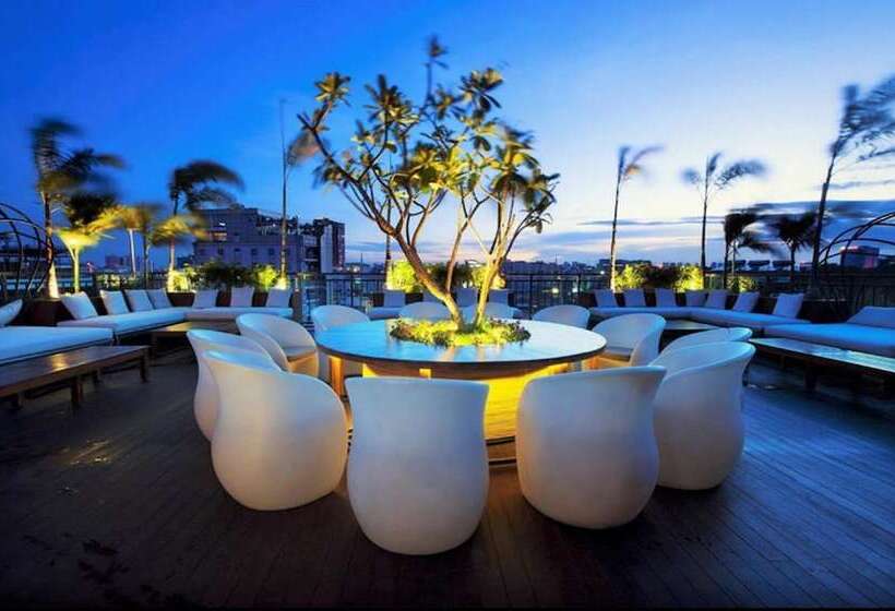California Saigon Hotel & Rooftop Pool