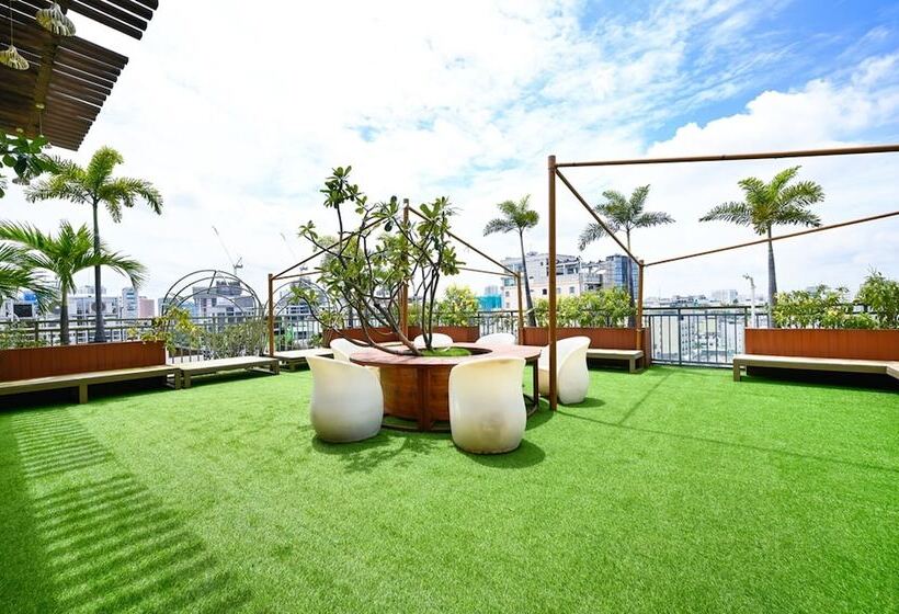 California Saigon Hotel & Rooftop Pool