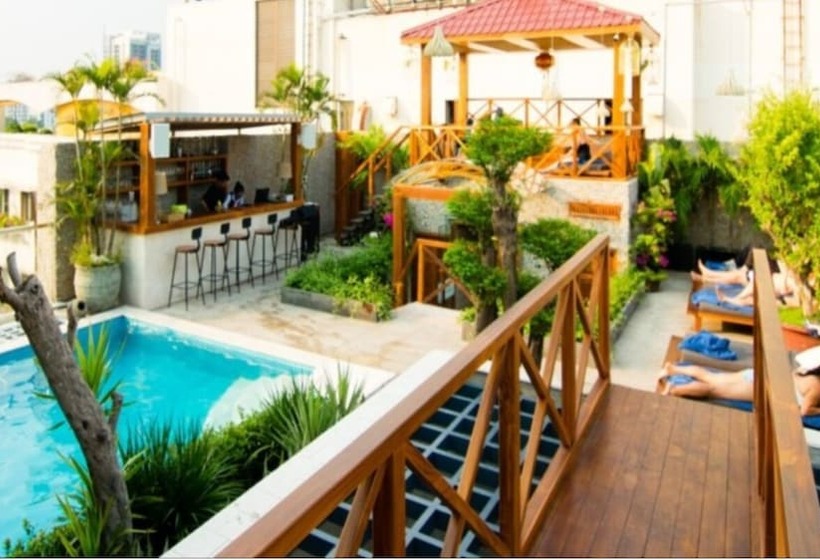 California Saigon Hotel & Rooftop Pool