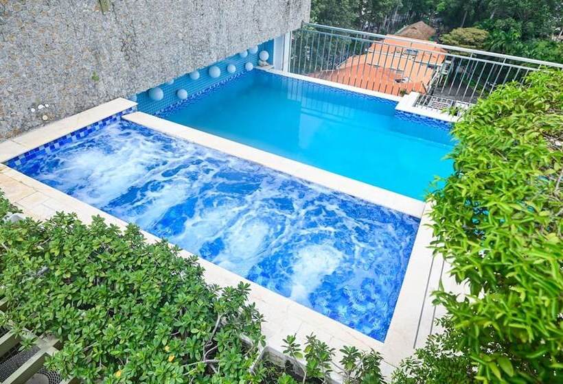 California Saigon Hotel & Rooftop Pool