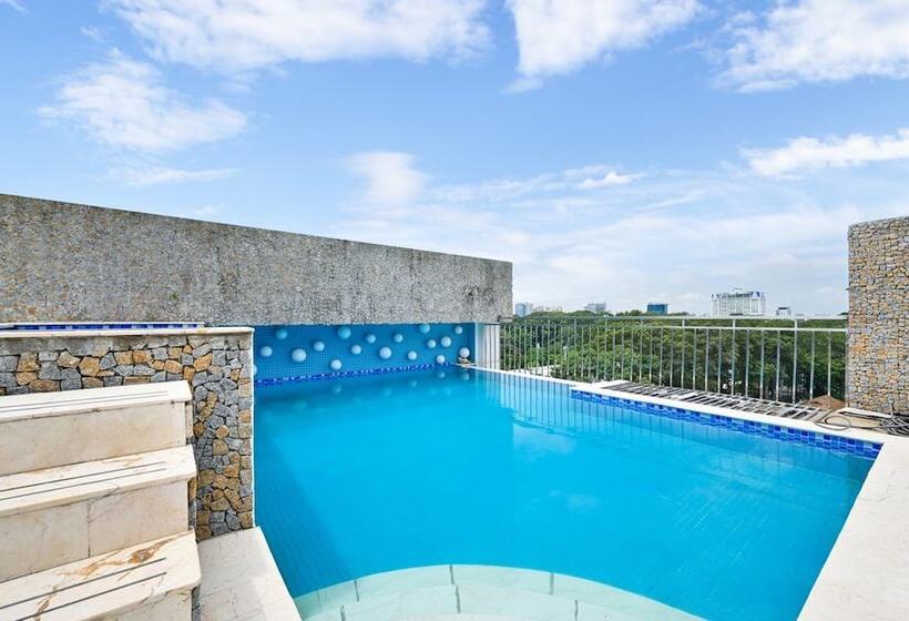 California Saigon Hotel & Rooftop Pool