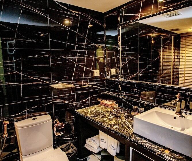 California Saigon Hotel & Rooftop Pool