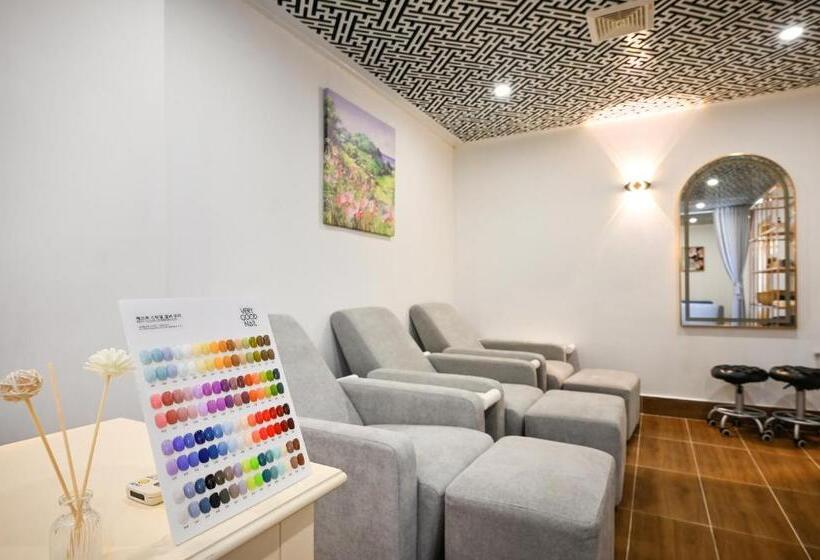 California Saigon Hotel & Rooftop Pool