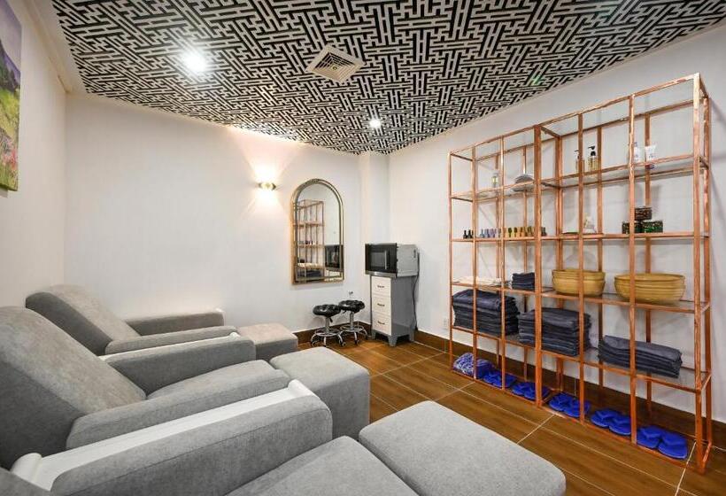 California Saigon Hotel & Rooftop Pool