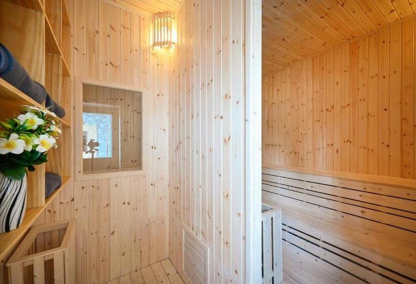 California Saigon Hotel & Rooftop Pool