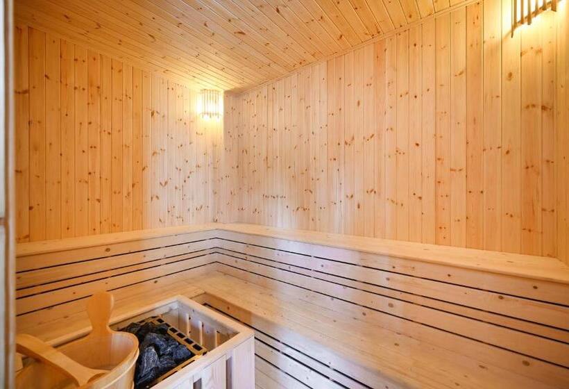 California Saigon Hotel & Rooftop Pool