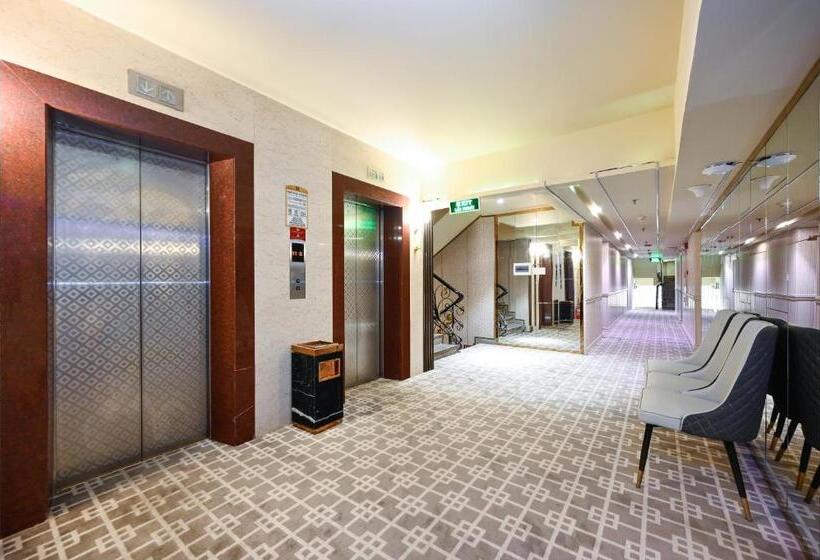 California Saigon Hotel & Rooftop Pool