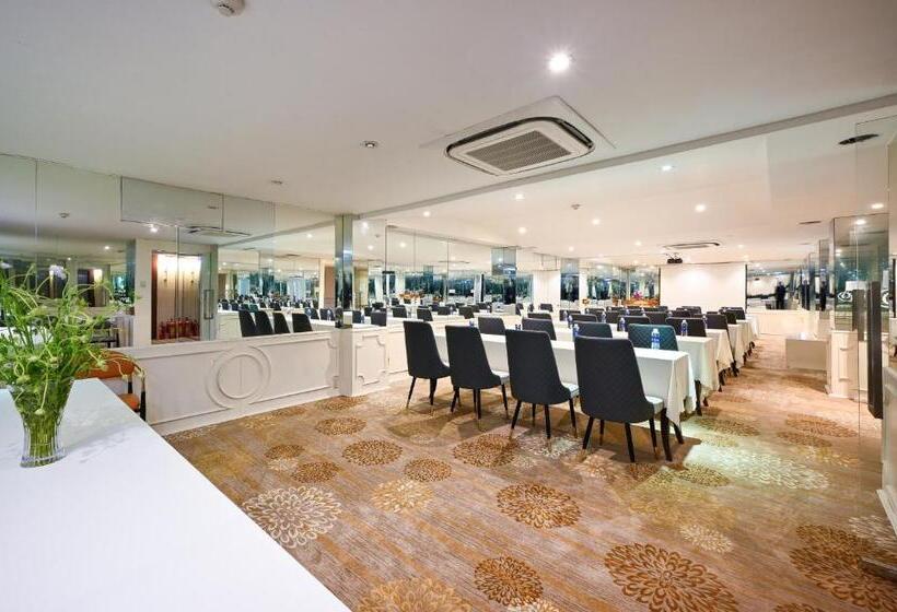 California Saigon Hotel & Rooftop Pool