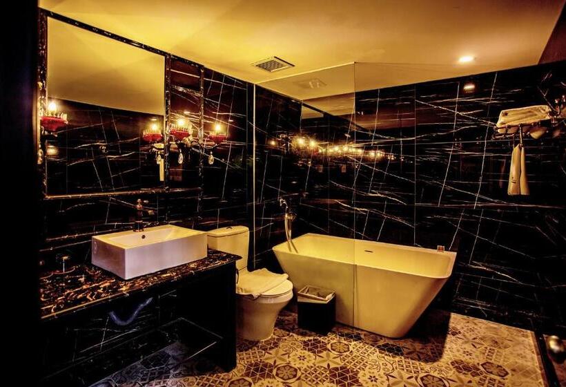 California Saigon Hotel & Rooftop Pool