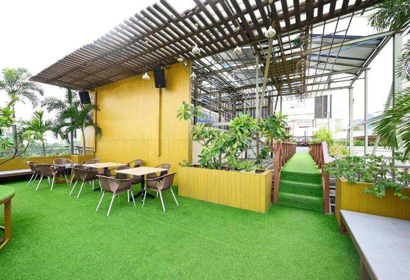 California Saigon Hotel & Rooftop Pool