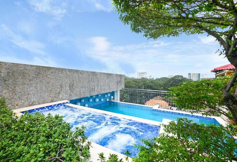 California Saigon Hotel & Rooftop Pool