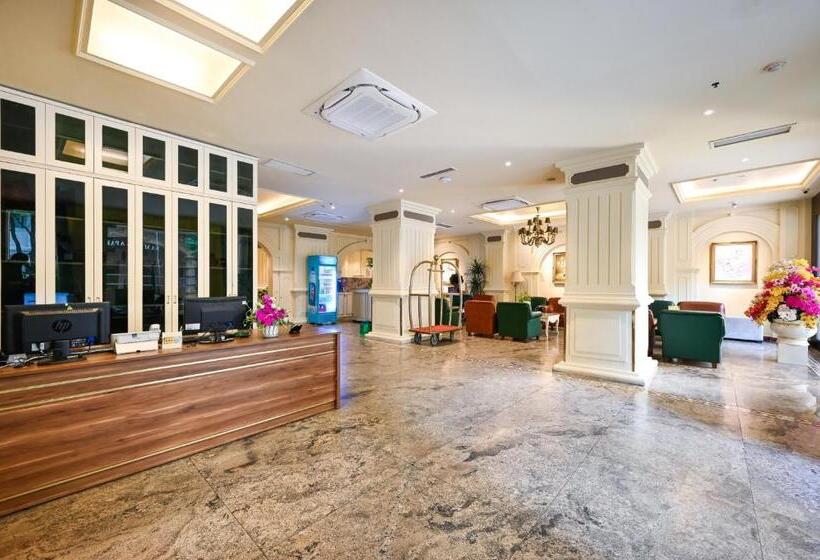 California Saigon Hotel & Rooftop Pool