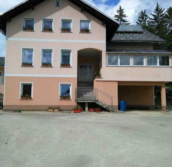 هتل Kmetija Knavs