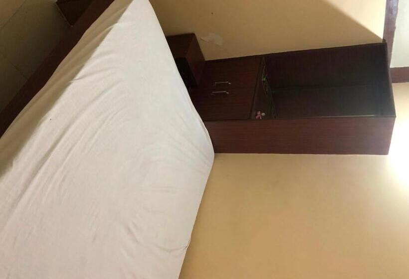ホテル Oyo Rooftop Inn