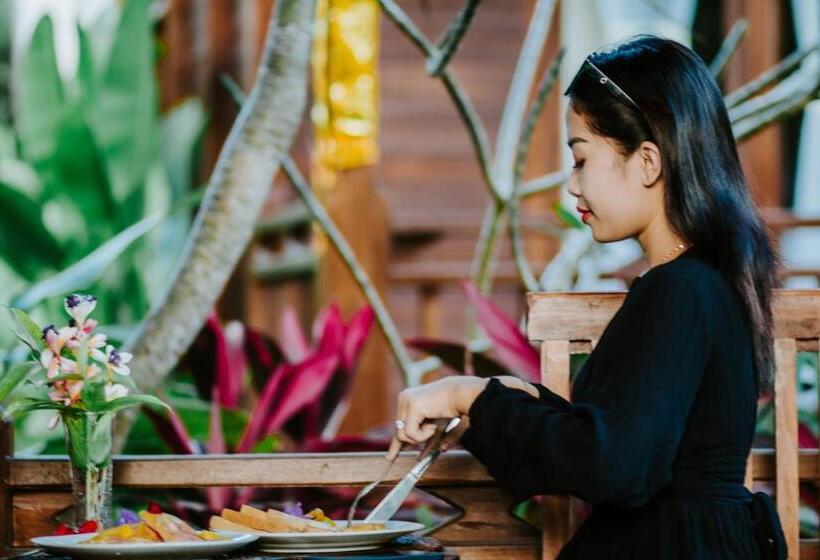 פנסיון Kurnia Guest House & Spa