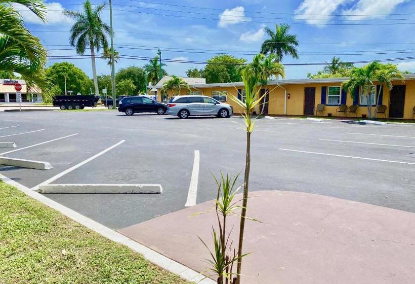 Glades Motel   Naples