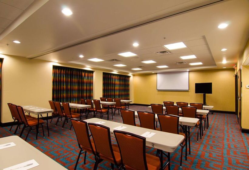 בית מלון כפרי Hampton Inn & Suites Huntsville