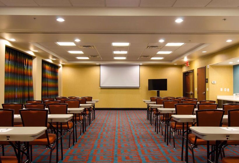 בית מלון כפרי Hampton Inn & Suites Huntsville