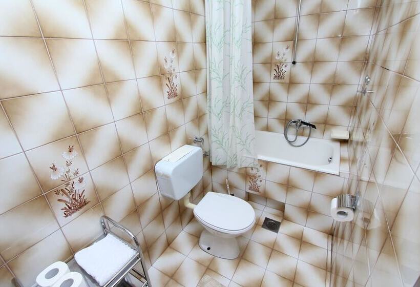 Отель Room And Apartments Mariza