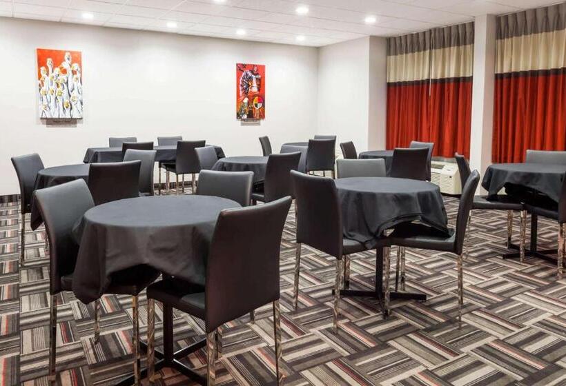 Microtel Casselman