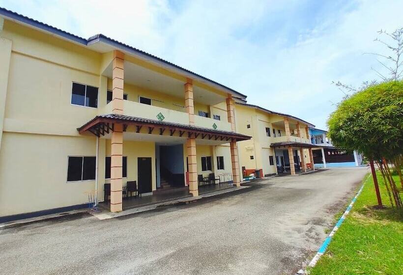 مُتل Shell Out Cenang Beach Resort