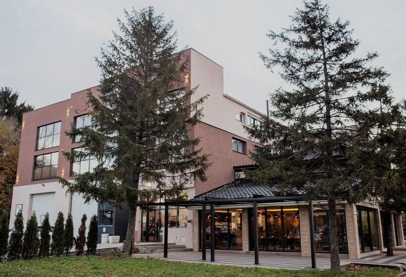 هاستل Monogramlux