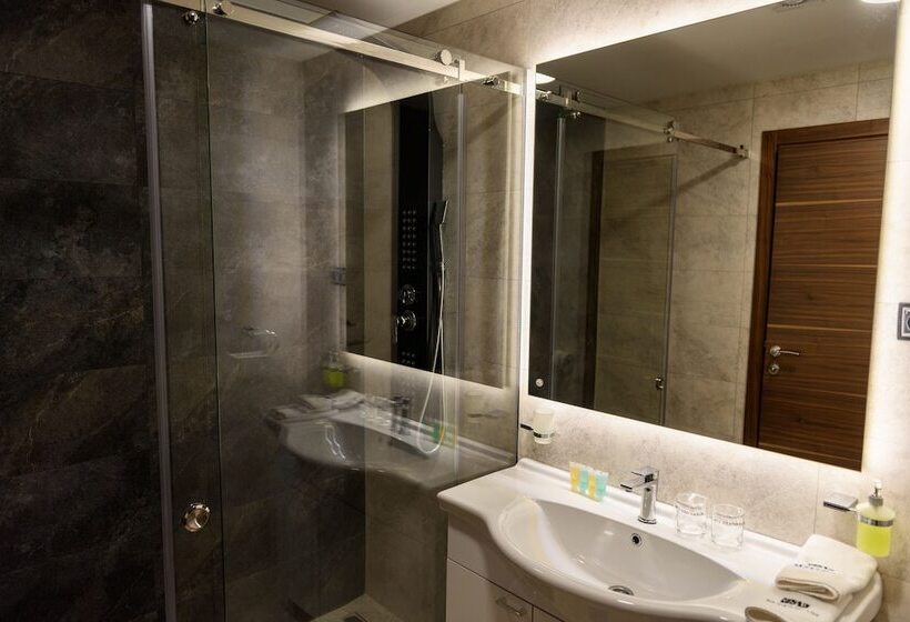 هاستل Monogramlux