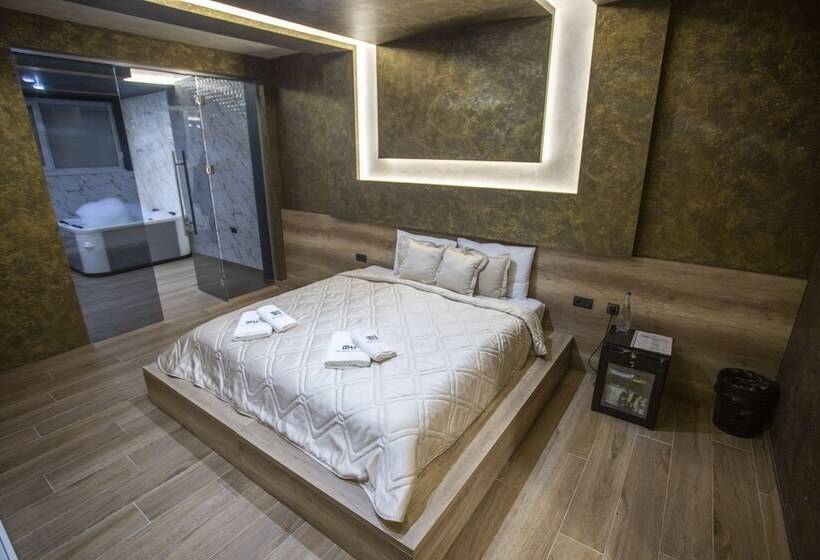 هاستل Monogramlux