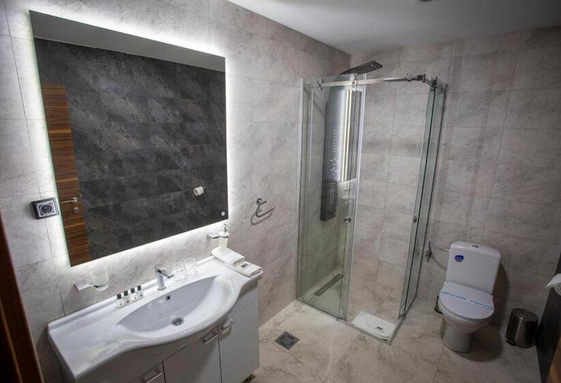 هاستل Monogramlux