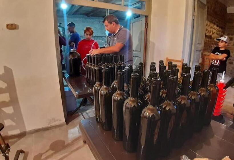 تختخواب و صبحانه Nargizaanta