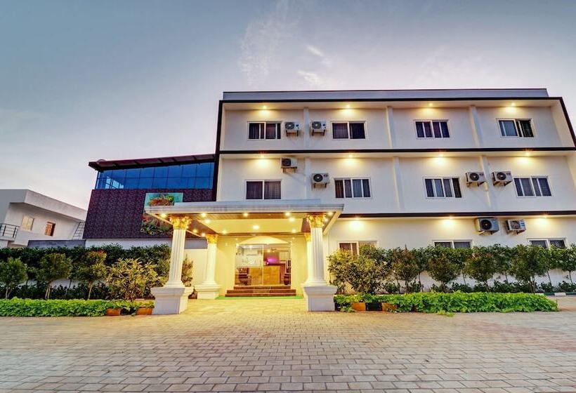 בית מלון כפרי Treebo Trend Shri Aprameya Resort