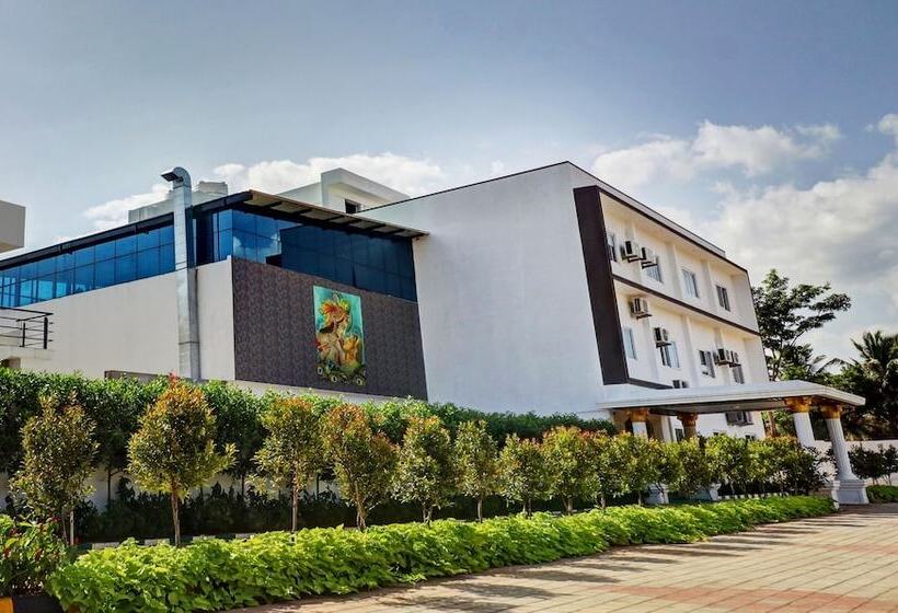 בית מלון כפרי Treebo Trend Shri Aprameya Resort