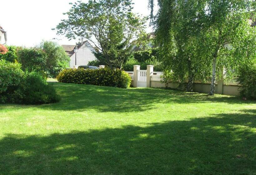 펜션 Room In House   F2 In Suburban Residence 30 Km From Paris