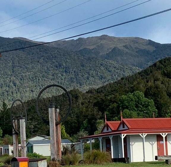 Капсульный Oтель Blackball Tinyhouses