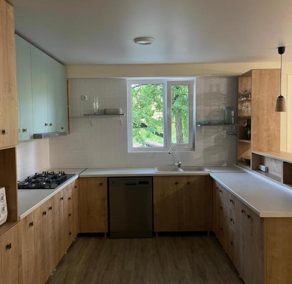 تختخواب و صبحانه Zaali S Wine Cellar