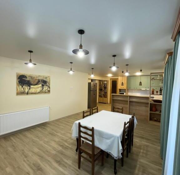 تختخواب و صبحانه Zaali S Wine Cellar