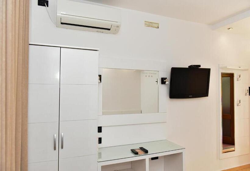 בית מלון כפרי Tomorri