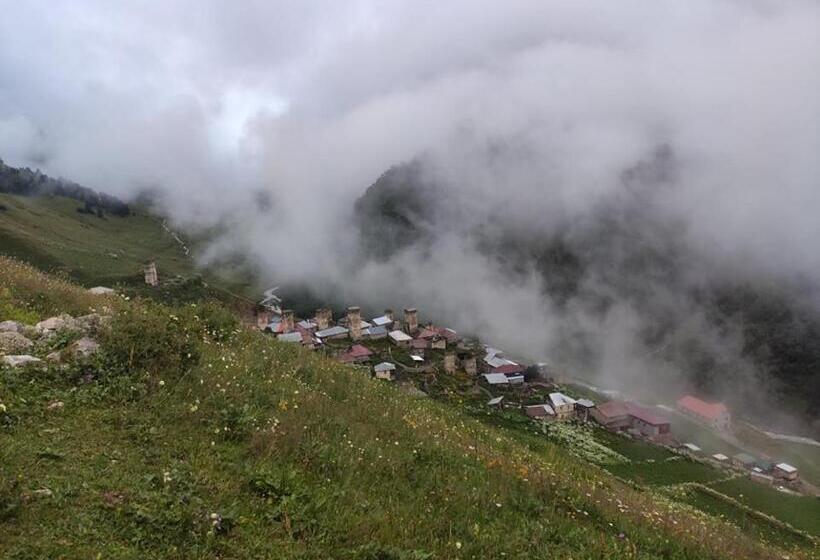 پانسیون Nino & Tarzan Guesthouse