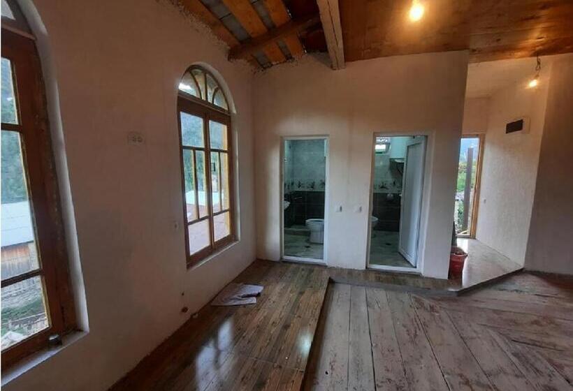 پانسیون Nino & Tarzan Guesthouse