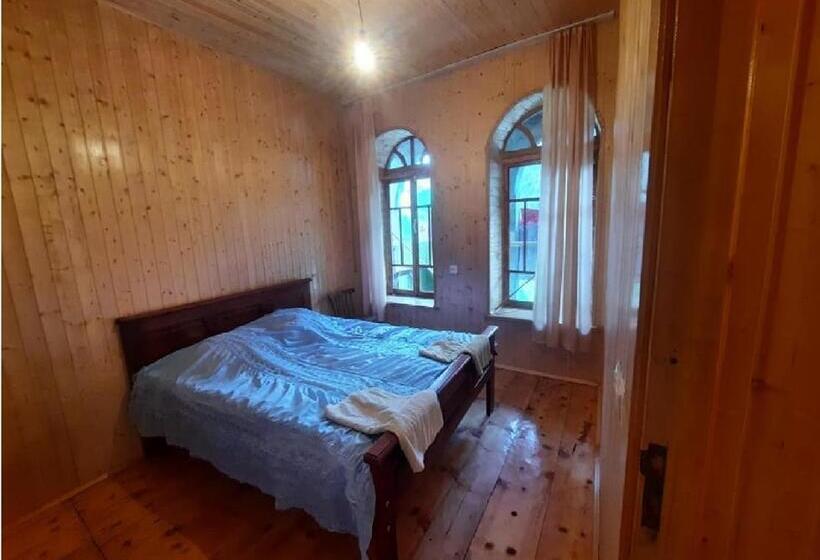 پانسیون Nino & Tarzan Guesthouse