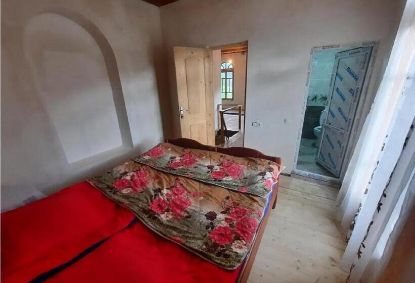 پانسیون Nino & Tarzan Guesthouse