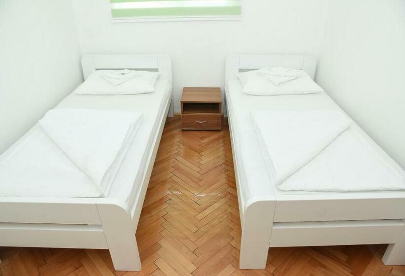 هاستل Np Sutjeska Paviljon A