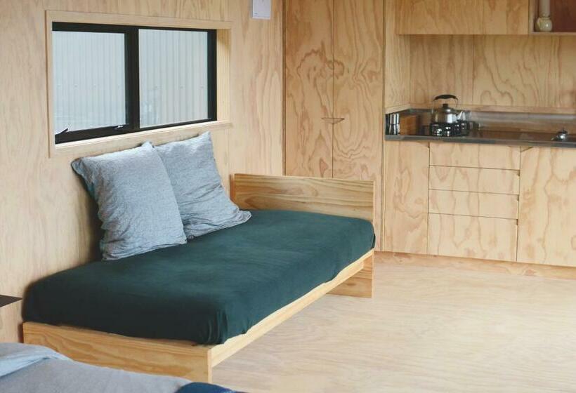 تختخواب و صبحانه The Huts