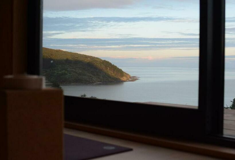 تختخواب و صبحانه The Huts