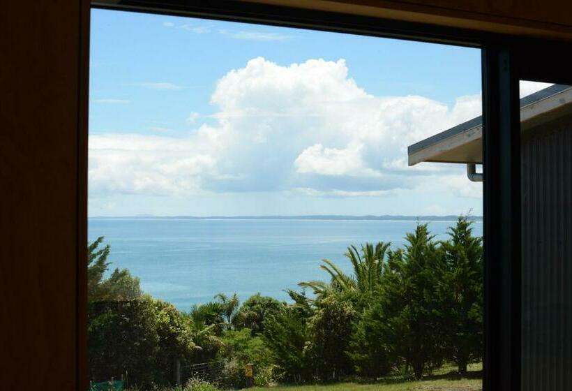 تختخواب و صبحانه The Huts