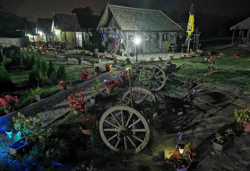 هتل کپسول Etno Selo Eden