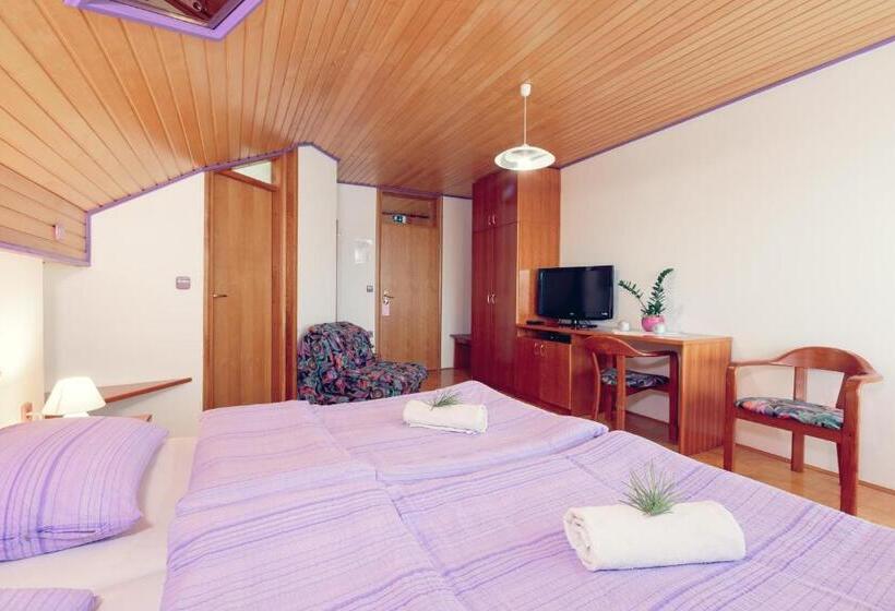 هاستل župančičev Hram