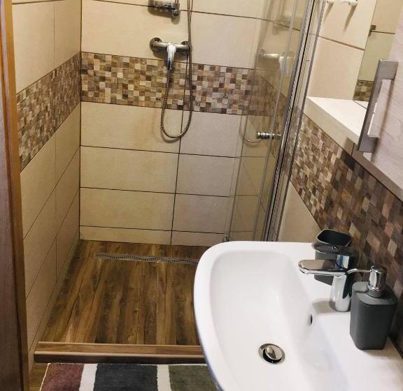 تختخواب و صبحانه Adventure Farm