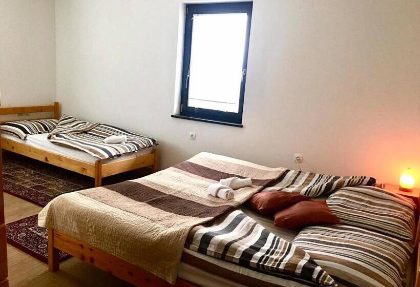 تختخواب و صبحانه Adventure Farm